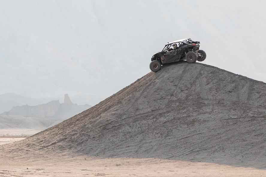Recently, GoPro announced their all-new Hero 7 camera, a massive step up in their product offerings in terms of image quality, as well as image stabilization in-camera. To help kick off that launch, the GoPro team flew out to Ken Block’s home state of Utah to go and document Block doing what he does best when he’s home: having fun with some of his toys. In this case, it was his customized Can-Am Maverick X3 rs turbo and in two different locations. The first one was Sand Hollow State Park, a favorite Utah destination of Block and his family for the variety of outdoor activities they can do there. The other location was Swing Arm City, in Southern Utah. A location Block is intimately familiar with from previous Can-Am trips, as well as the filming of his epic Terrakhana video project, which also utilized the location.